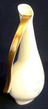 Lade das Bild in den Galerie-Viewer, BLUMENVASE MIT GRIFF- Porzellan, Goldrand Griff Flora Pflanzen Blumen Blüten Motiv Dekor