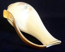 Lade das Bild in den Galerie-Viewer, BLUMENVASE MIT GRIFF- Porzellan, Goldrand Griff Flora Pflanzen Blumen Blüten Motiv Dekor