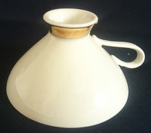 Lade das Bild in den Galerie-Viewer, TEE~ SAMMELTASSE - Porzellan, Flora Geäst Tannennadeln Zweige Gold Motiv Dekor