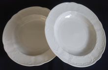 Lade das Bild in den Galerie-Viewer, SUPPENTELLER - Porzellan, Abstrakt Zeichen Schnörkel Relief Gewölbter Rand Motiv Dekor