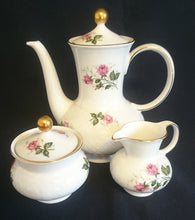 Lade das Bild in den Galerie-Viewer, 5er Set KAFFEEKANNE + DECKEL & MILCHKÄNNCHEN & ZUCKERDOSE + DECKEL "Annabell" - Porzellan, Goldrand Flora Rosenblumen Blüten Relief Motiv Dekor