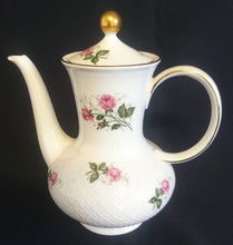 Lade das Bild in den Galerie-Viewer, KAFFEEKANNE MIT DECKEL "Annabell" - Porzellan, Goldrand Flora Rosenblumen Blüten Relief Motiv Dekor