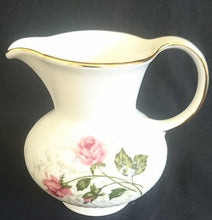 Lade das Bild in den Galerie-Viewer, 3er Set MILCHKÄNNCHEN & ZUCKERDOSE + DECKEL "Annabell" - Porzellan, Goldrand Flora Rosenblumen Blüten Relief Motiv Dekor