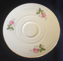 Lade das Bild in den Galerie-Viewer, UNTERTASSE "Annabell" - Porzellan, Goldrand Flora Rosenblumen Blüten Relief Motiv Dekor