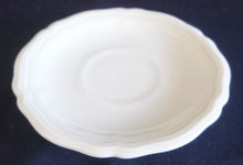 Lade das Bild in den Galerie-Viewer, UNTERTASSE "Marie Luise" - Porzellan, Gewölbter Rand Linien Relief Dekor (nBC)