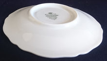 Lade das Bild in den Galerie-Viewer, UNTERTASSE "Marie Luise" - Porzellan, Gewölbter Rand Linien Relief Dekor (nBC)