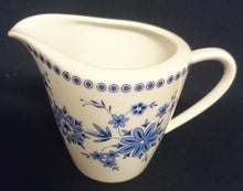 Lade das Bild in den Galerie-Viewer, MILCHKÄNNCHEN - Porzellan, Punkte Kreise Rand Flora Blüten Pflanzen Blatt Blätter Motiv Dekor