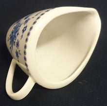 Lade das Bild in den Galerie-Viewer, MILCHKÄNNCHEN - Porzellan, Punkte Kreise Rand Flora Blüten Pflanzen Blatt Blätter Motiv Dekor