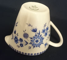 Lade das Bild in den Galerie-Viewer, MILCHKÄNNCHEN - Porzellan, Punkte Kreise Rand Flora Blüten Pflanzen Blatt Blätter Motiv Dekor