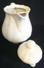 Lade das Bild in den Galerie-Viewer, MOCCAKÄNNCHEN MIT DECKEL - Porzellan, Abstrakt Zeichen Symbole Relief Motiv Dekor