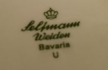 Lade das Bild in den Galerie-Viewer, MOCCAKÄNNCHEN MIT DECKEL - Porzellan, Abstrakt Zeichen Symbole Relief Motiv Dekor