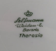 Lade das Bild in den Galerie-Viewer, 2er Set SPEISETELLER "Theresia" - Porzellan, Asiatischer Garten Flora Blumen Pflanzen Abstrakt Motiv Gewölbter Goldrand Dekor