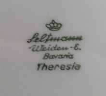 Lade das Bild in den Galerie-Viewer, SPEISETELLER "Theresia" - Porzellan, Asiatischer Garten Flora Blumen Pflanzen Abstrakt Motiv Gewölbter Goldrand Dekor