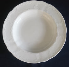 Lade das Bild in den Galerie-Viewer, 2er Set SUPPENTELLER - Porzellan, Abstrakt Zeichen Schnörkel Relief Gewölbter Rand Motiv Dekor