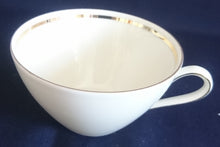 Lade das Bild in den Galerie-Viewer, 18 Teiliges TEESERVICE - Porzellan, Goldrand Klassisch Motiv Dekor