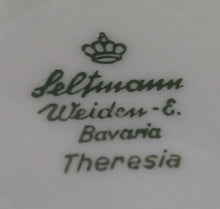 Lade das Bild in den Galerie-Viewer, UNTERTASSE "Theresia" - Porzellan, Asiatischer Garten Flora Blumen Pflanzen Abstrakt Motiv Gewölbter Goldrand Dekor