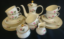 Lade das Bild in den Galerie-Viewer, 5er Set KAFFEEKANNE + DECKEL & MILCHKÄNNCHEN & ZUCKERDOSE + DECKEL "Annabell" - Porzellan, Goldrand Flora Rosenblumen Blüten Relief Motiv Dekor