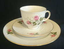 Lade das Bild in den Galerie-Viewer, 2er Set UNTERTASSEN "Annabell" - Porzellan, Goldrand Flora Rosenblumen Blüten Relief Motiv Dekor