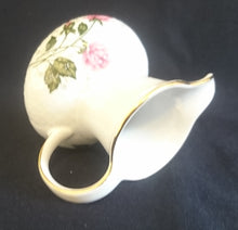 Lade das Bild in den Galerie-Viewer, MILCHKÄNNCHEN "Annabell" - Porzellan, Goldrand Flora Rosenblumen Blüten Relief Motiv Dekor
