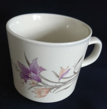 Lade das Bild in den Galerie-Viewer, 2er Set KAFFEEGEDECK - Keramik / Steingut, Flora Lilien Blumenblüten Pflanzen Motiv Dekor