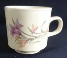 Lade das Bild in den Galerie-Viewer, KAFFEETASSE - Keramik / Steingut, Flora Lilien Blumenblüten Pflanzen Motiv Dekor