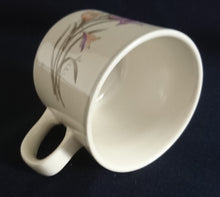 Lade das Bild in den Galerie-Viewer, KAFFEETASSE - Keramik / Steingut, Flora Lilien Blumenblüten Pflanzen Motiv Dekor