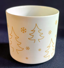 Lade das Bild in den Galerie-Viewer, TEELICHTGLAS "Lifestyle" - Hartglas, Tannenbaum Bäume Winter Schneeflocken Motiv Dekor