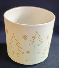 Lade das Bild in den Galerie-Viewer, TEELICHTGLAS "Lifestyle" - Hartglas, Tannenbaum Bäume Winter Schneeflocken Motiv Dekor
