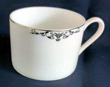 Lade das Bild in den Galerie-Viewer, 2er Set KAFFEETASSEN - Porzellan, Abstrakt Geometrisch Zeichen Symbole Linien Rand Motiv Dekor