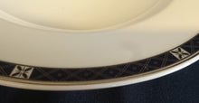 Lade das Bild in den Galerie-Viewer, SUPPENTELLER - Porzellan, Abstrakt Linien Kreuze Goldrand Muster Motiv Dekor