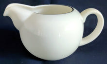 Lade das Bild in den Galerie-Viewer, MILCHKÄNNCHEN - Porzellan, Platin Oberer Linien Rand Motiv Dekor