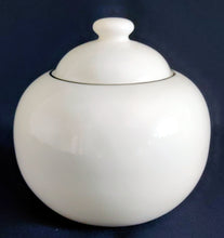 Lade das Bild in den Galerie-Viewer, 3er Set MILCHKÄNNCHEN & ZUCKERDOSE + DECKEL - Porzellan, Platin Oberer Linien Rand Motiv Dekor