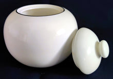 Lade das Bild in den Galerie-Viewer, 3er Set MILCHKÄNNCHEN & ZUCKERDOSE + DECKEL - Porzellan, Platin Oberer Linien Rand Motiv Dekor