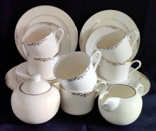 Lade das Bild in den Galerie-Viewer, 3er Set MILCHKÄNNCHEN & ZUCKERDOSE + DECKEL - Porzellan, Platin Oberer Linien Rand Motiv Dekor