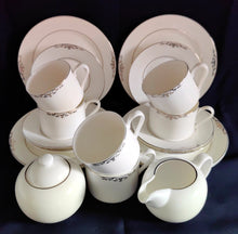 Lade das Bild in den Galerie-Viewer, KAFFEETASSE - Porzellan, Abstrakt Geometrisch Zeichen Symbole Linien Rand Motiv Dekor