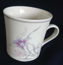 Lade das Bild in den Galerie-Viewer, KAFFEETASSE - Keramik / Steingut, Flora Lilien Blumenblüten Pflanzen Linienrand Motiv