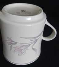 Lade das Bild in den Galerie-Viewer, KAFFEETASSE - Keramik / Steingut, Flora Lilien Blumenblüten Pflanzen Linienrand Motiv