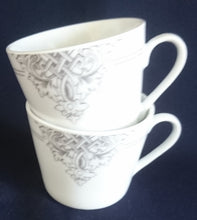 Lade das Bild in den Galerie-Viewer, 2er Set KAFFEETASSEN - Porzellan, Doppelte Linien Weihnachtsbaum Spitze Motiv Dekor