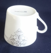 Lade das Bild in den Galerie-Viewer, KAFFEETASSE - Porzellan, Doppelte Linien Weihnachtsbaum Spitze Motiv Dekor