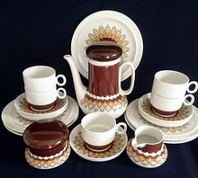 Lade das Bild in den Galerie-Viewer, 5er Set KAFFEEKANNE MIT DECKEL & MILCKÄNNCHEN & ZUCKERDOSE MIT DECKEL - Porzellan, Geometrisches Abstraktes Wellen Zeichen Motiv Dekor