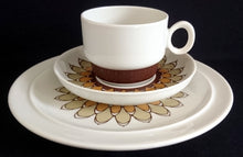 Lade das Bild in den Galerie-Viewer, UNTERTASSE - Porzellan, Geometrisches Abstraktes Wellen Zeichen Motiv Dekor (BC)