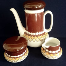 Lade das Bild in den Galerie-Viewer, KAFFEEKANNE MIT DECKEL - Porzellan, Geometrisches Abstraktes Wellen Zeichen Motiv Dekor