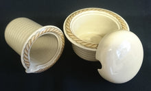 Lade das Bild in den Galerie-Viewer, 5er Set KAFFEEKANNE & MILCHKÄNNCHEN & ZUCKERDOSE + DECKEL "Corda Avana" - Porzellan, Gedrehtes Seil Zopf Strick Relief Motiv Dekor