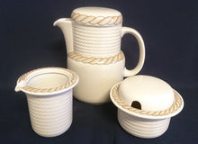 Lade das Bild in den Galerie-Viewer, 5er Set KAFFEEKANNE & MILCHKÄNNCHEN & ZUCKERDOSE + DECKEL "Corda Avana" - Porzellan, Gedrehtes Seil Zopf Strick Relief Motiv Dekor