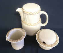 Lade das Bild in den Galerie-Viewer, 5er Set KAFFEEKANNE & MILCHKÄNNCHEN & ZUCKERDOSE + DECKEL "Corda Avana" - Porzellan, Gedrehtes Seil Zopf Strick Relief Motiv Dekor