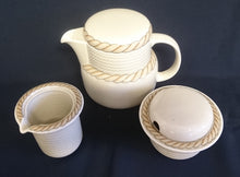 Lade das Bild in den Galerie-Viewer, 5er Set KAFFEEKANNE & MILCHKÄNNCHEN & ZUCKERDOSE + DECKEL "Corda Avana" - Porzellan, Gedrehtes Seil Zopf Strick Relief Motiv Dekor