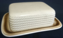 Lade das Bild in den Galerie-Viewer, BUTTERDOSE MIT DECKEL "Corda Avana" - Porzellan, Gedrehtes Seil Zopf Strick Relief Motiv Dekor