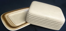 Lade das Bild in den Galerie-Viewer, BUTTERDOSE MIT DECKEL "Corda Avana" - Porzellan, Gedrehtes Seil Zopf Strick Relief Motiv Dekor