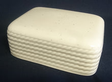 Lade das Bild in den Galerie-Viewer, BUTTERDOSE MIT DECKEL "Corda Avana" - Porzellan, Gedrehtes Seil Zopf Strick Relief Motiv Dekor