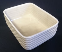 Lade das Bild in den Galerie-Viewer, BUTTERDOSE MIT DECKEL "Corda Avana" - Porzellan, Gedrehtes Seil Zopf Strick Relief Motiv Dekor